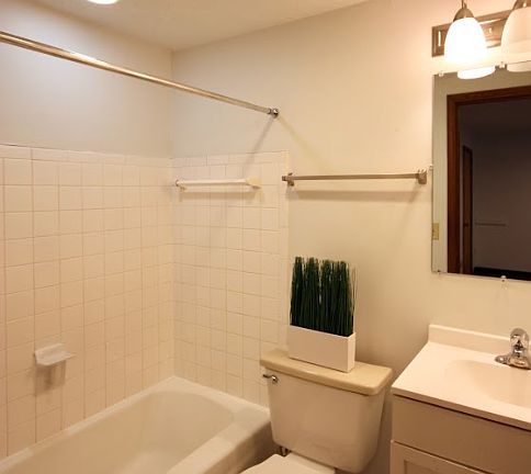 5th image of 106 E 13th Ave APT B