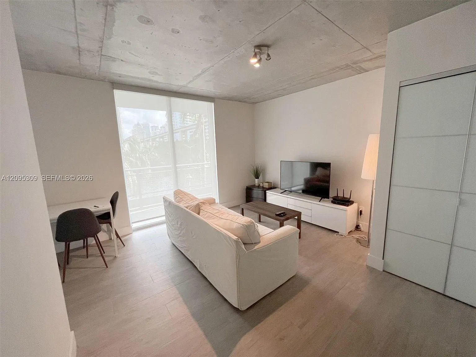 Neo Vertika Condo — Photo 3