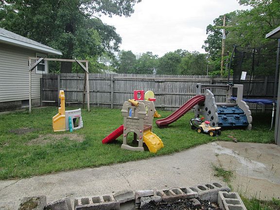 4th image of 2047 Oak Park Dr
