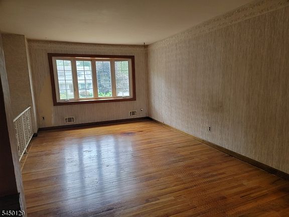 5th image of 228 Forest Rd