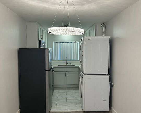 3rd image of 326 S Serrano Ave APT 4