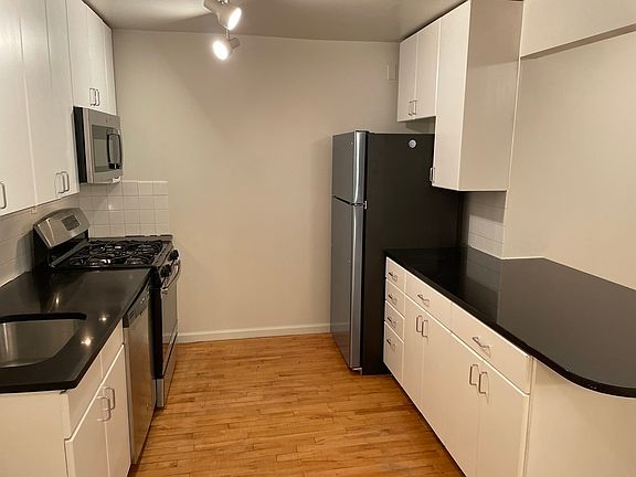 3rd image of 190 E 7th St APT 102A