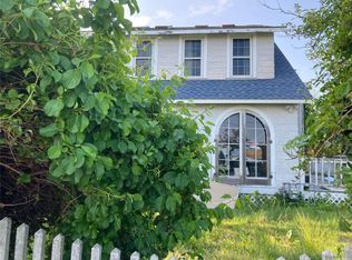 10 Sagamore Rd, Hampton Bays, NY 11946