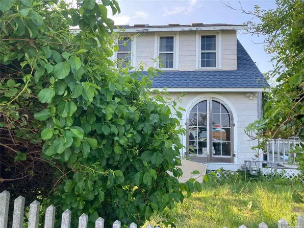 10 Sagamore Rd, Hampton Bays, NY 11946