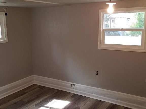 4th image of 153 E 16th St