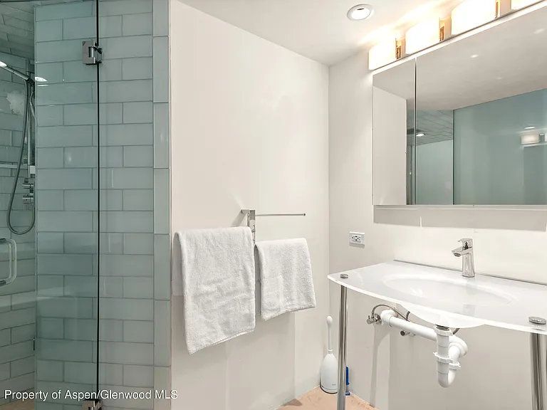 561 Booth Ln — Photo 7