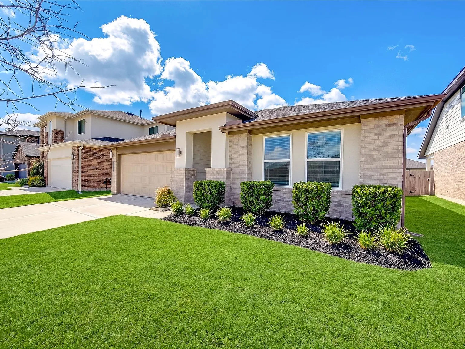 4 bed, 2.0 bath, 2101 sqft, $2,200 — Photo 2