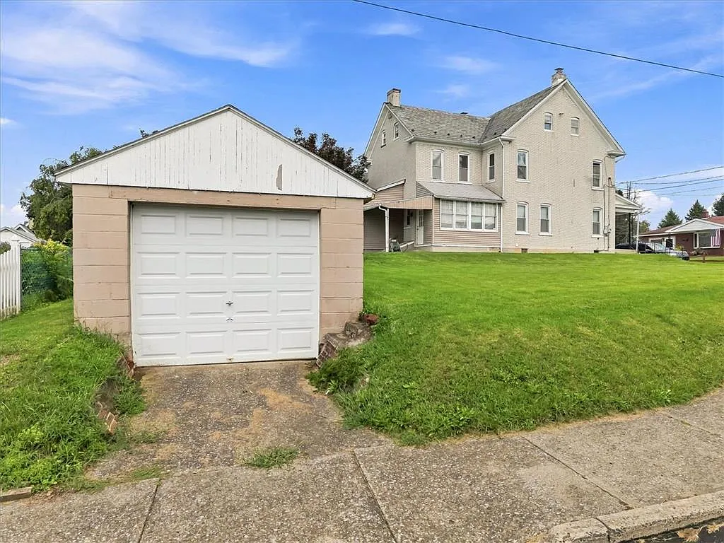 3 bed, 1.5 bath, 1371 sqft, $1,950 — Photo 4