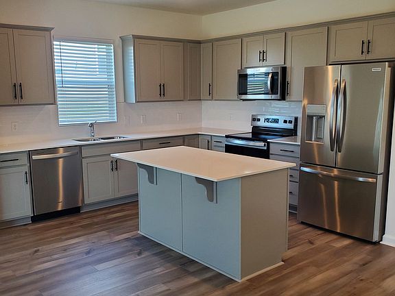 Kitchen with all stainless steel appliances, upgraded refrigerator and upgraded cabinet handles