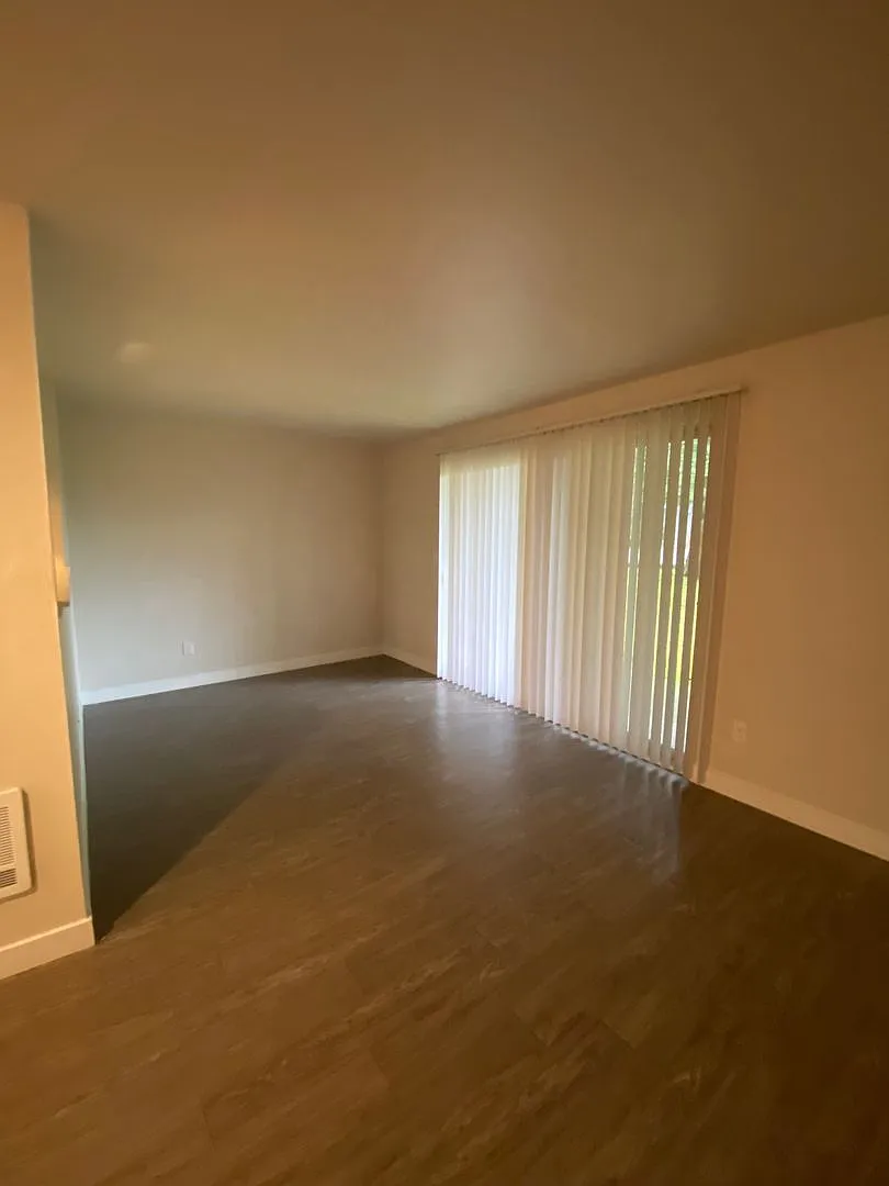 Bayview East Apartments — Photo 4