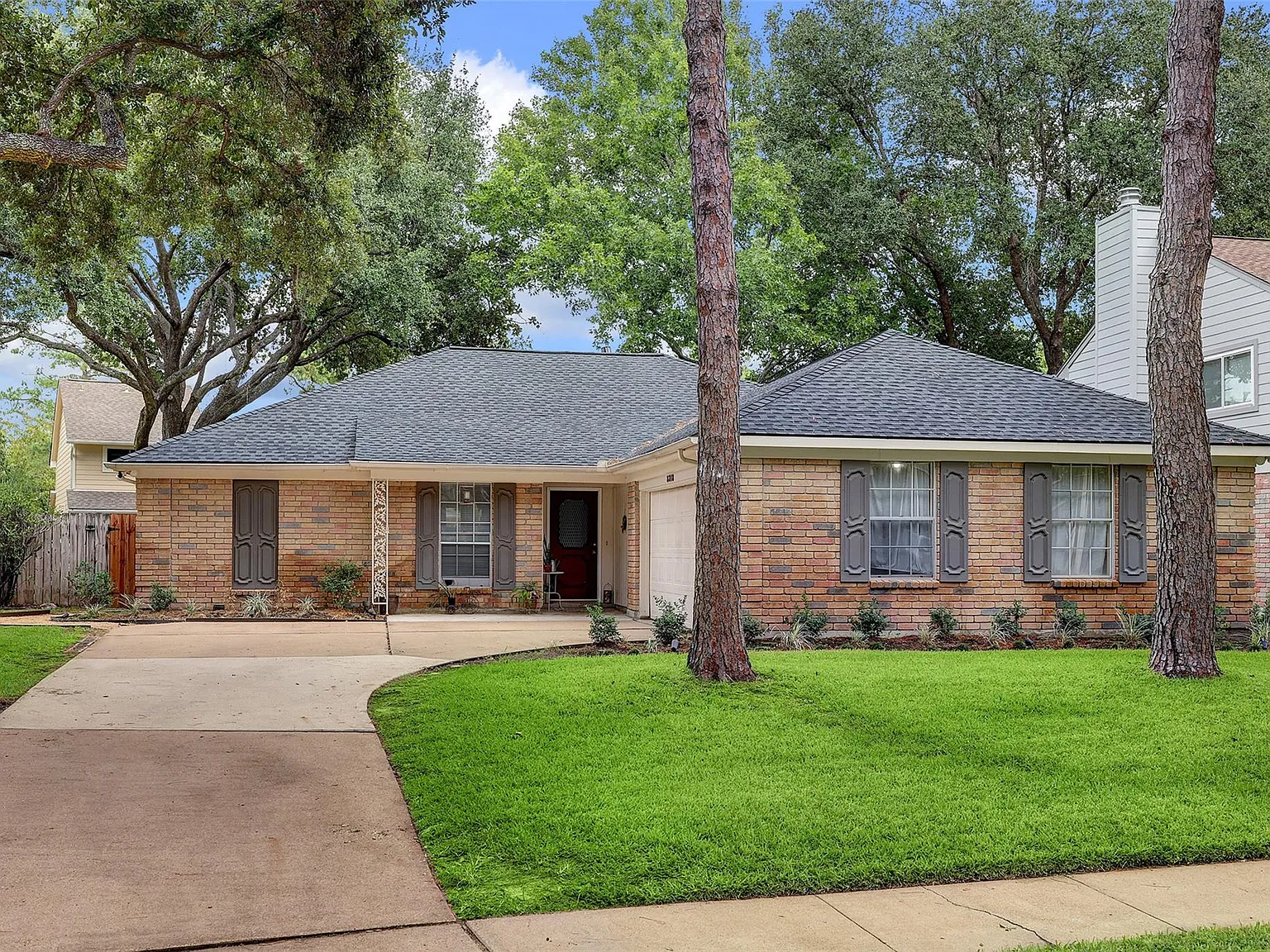 4 bed, 2.0 bath, 1902 sqft, $2,200 — Photo 2