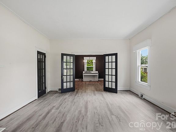 4th image of 315 W Blakeney St