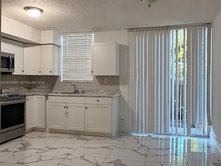 6170 SW 68th St #21 — Photo 3