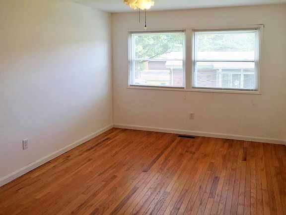 3rd image of 11909 Lakecrest Ln