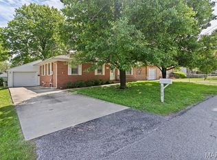 2709 Greenwood Ln, Godfrey, IL 62035