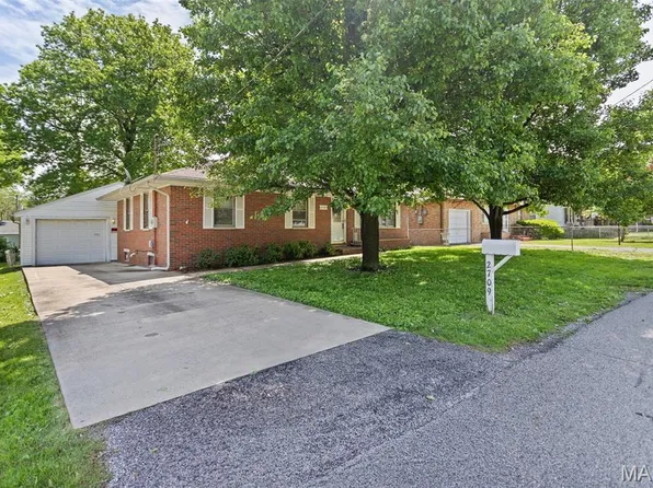 2709 Greenwood Ln, Godfrey, IL 62035