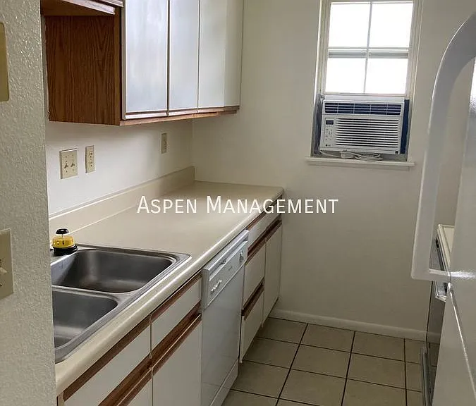 1100 Sir Galahad Dr #D — Photo 2