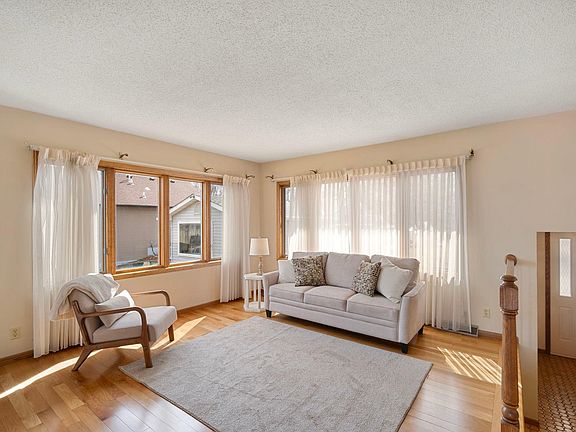 3rd image of 3521 Interlachen Dr NE