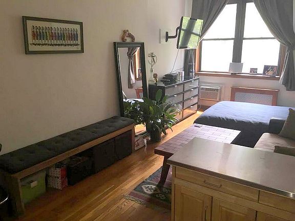 3rd image of 255 W 75th St APT 4J
