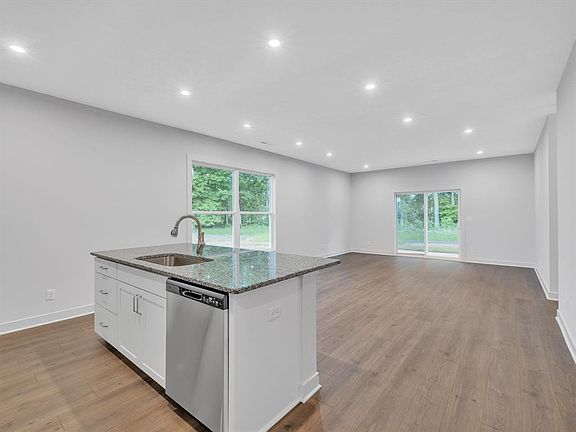3rd image of 612 Alabaster Ln