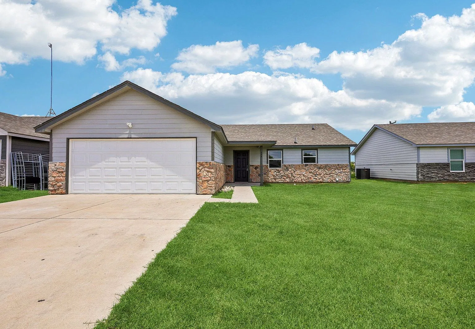 3 bed, 2.0 bath, 1400 sqft, $1,825 — Photo 1