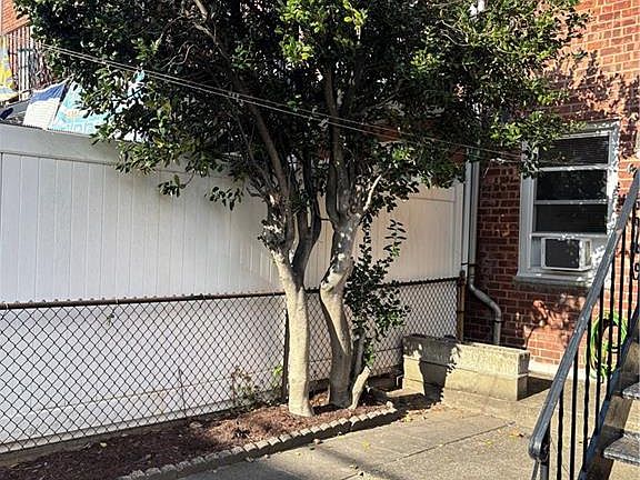 4th image of 2348 Burnett St