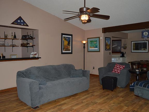 5th image of 225 Jasmine Dr