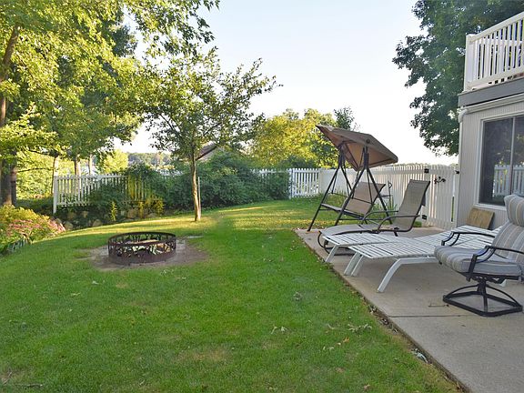 4th image of 472 Whispering Oaks Dr