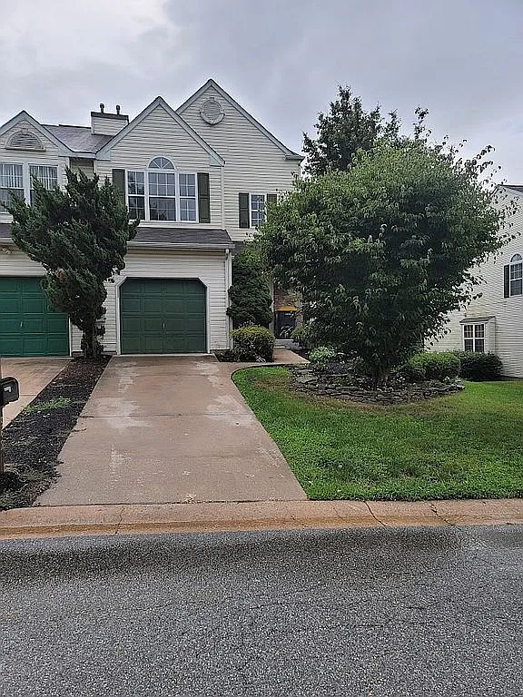 962 Glackens Ln photo 1