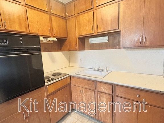 3rd image of 3320 Douglas Rd