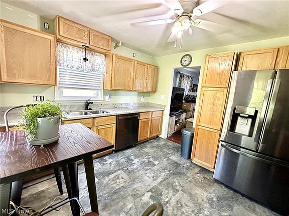 5th image of 3081 Crestline Dr