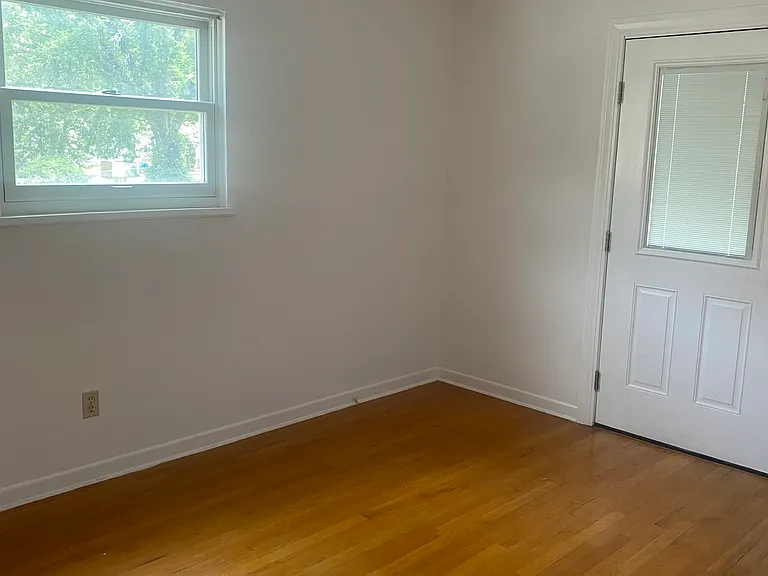 240 Rayburn Ave — Photo 5