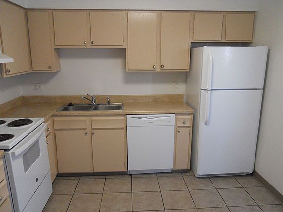 5th image of 14 Royal Crest Dr APT B