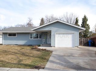 909 S Dr S, Fargo, ND 58103