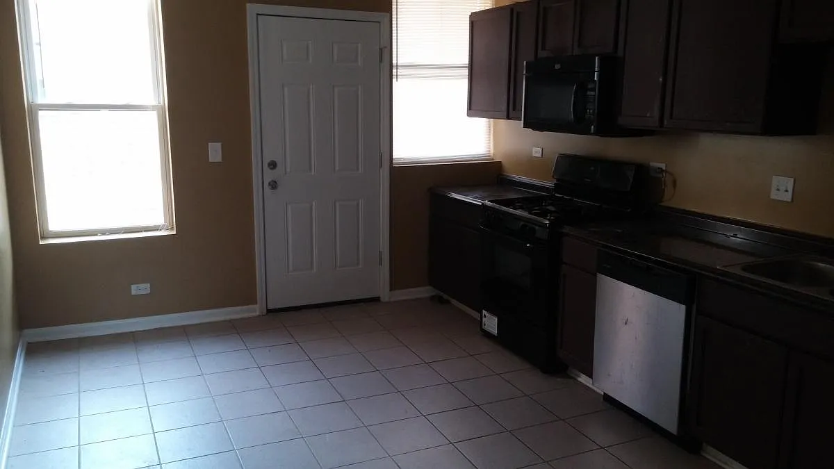 3 bed, $1,375 — Photo 1