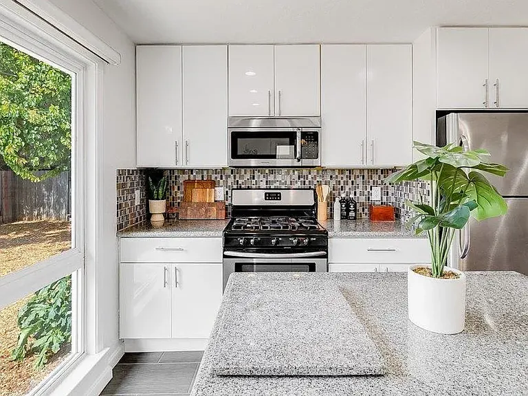 2725 Argyll Ave — Photo 11