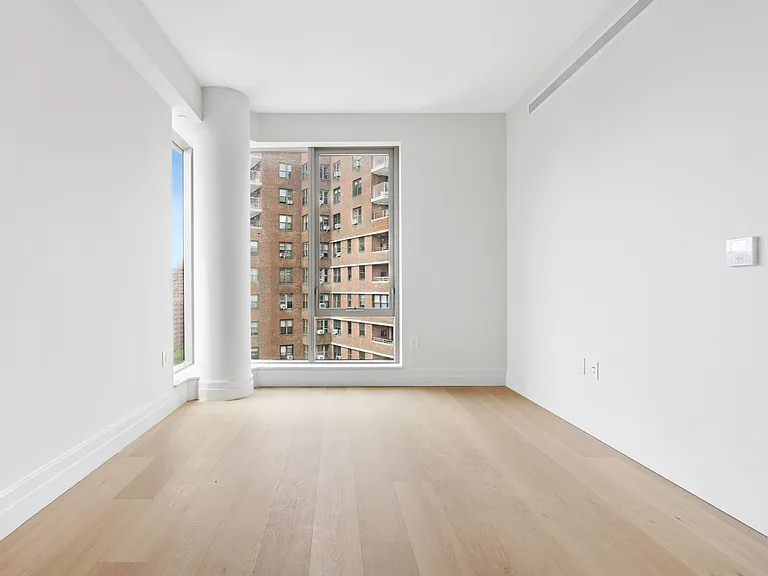 222 E Broadway #16B — Photo 3