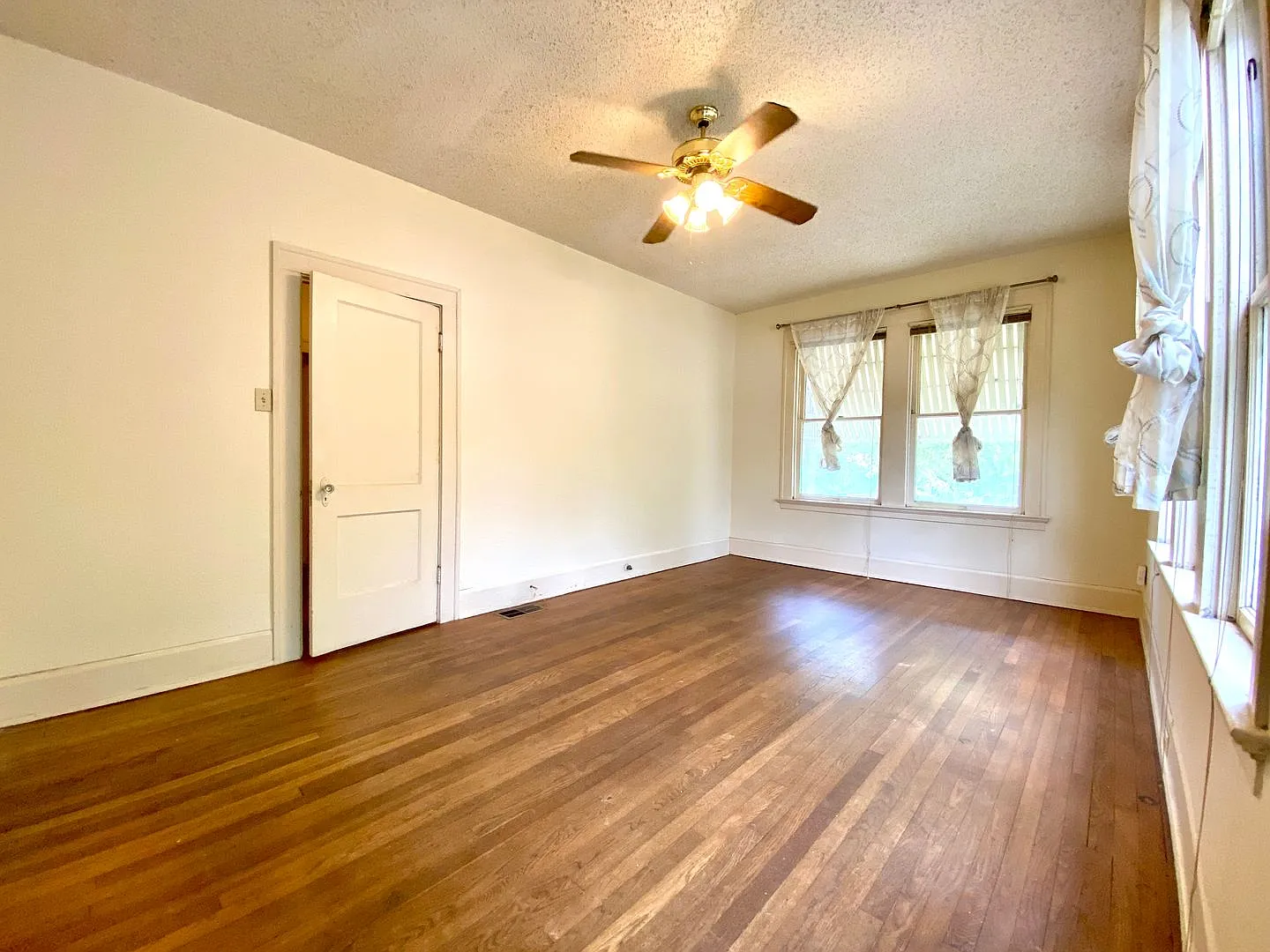 Vintage 1 Bedroom + Study Walking Distant to UT — Photo 4