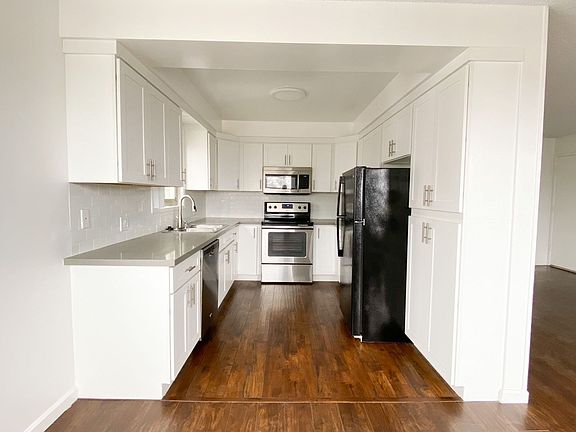 3rd image of 621 Manhattan Beach Blvd APT F