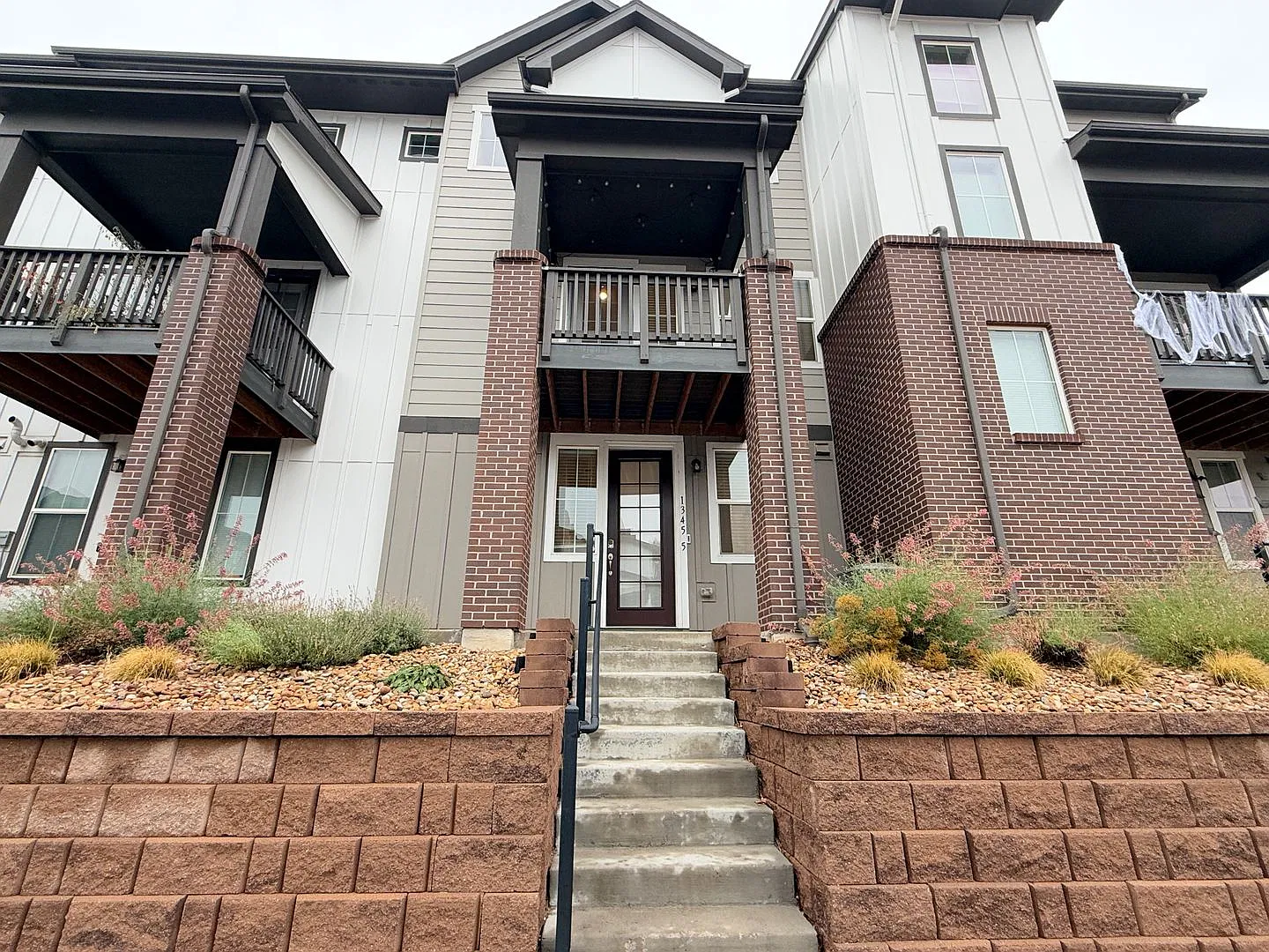 Well-appointed 2-bedroom, 2.5-bath townhouse in Lakewood for Rent — Photo 1