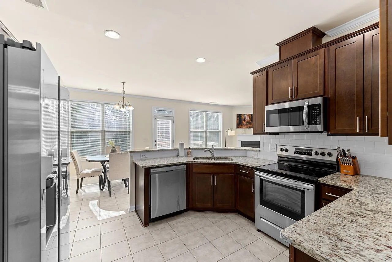 5 bed, 2752 sqft, $6,500 — Photo 3