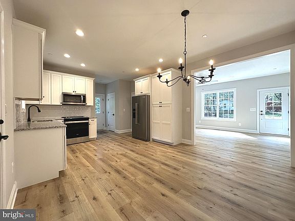 3rd image of 213 Pine Cove Ln
