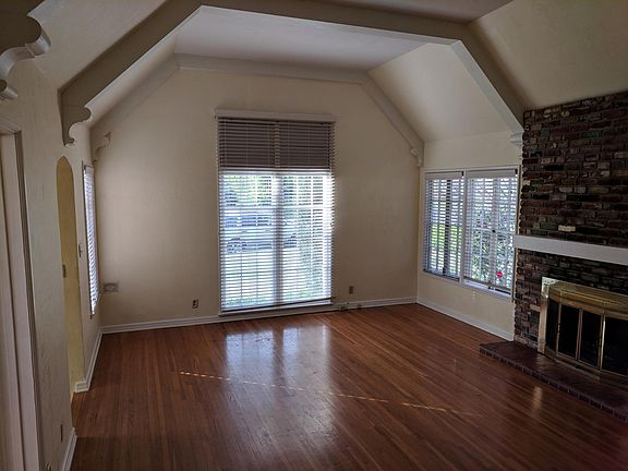 4th image of 1026 E Elmwood Ave