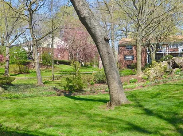 245 Unquowa Rd APT 109, Fairfield, CT 06824