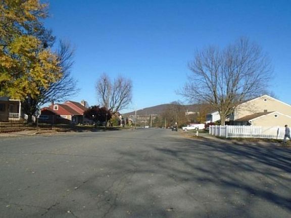 Exterior Neighborhood (street photo)