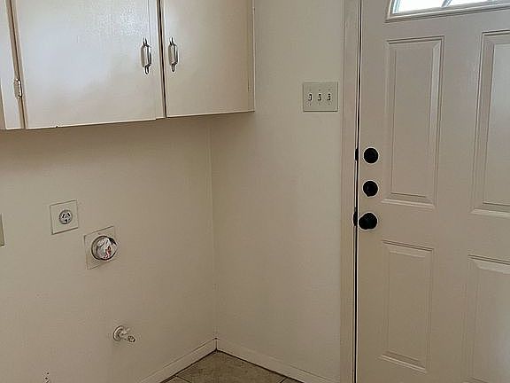 Side entrance/laundry room