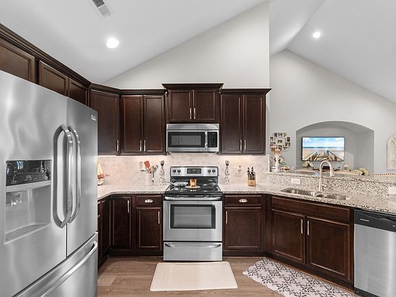 4th image of 325 Marquis Ct.