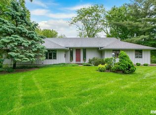 5020 Crestview Hgts Dr, Bettendorf, IA 52722