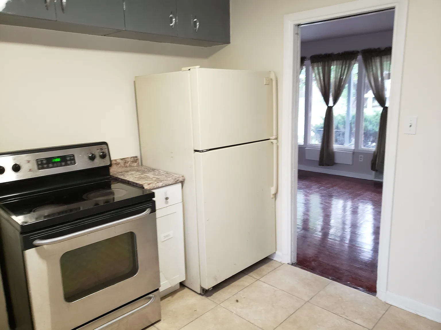3 bed, 924 sqft, $1,389 — Photo 2