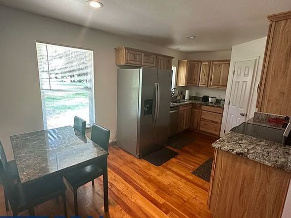4th image of 2020 Dyer St